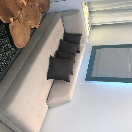 11 Hotel