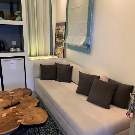 11 Hotel